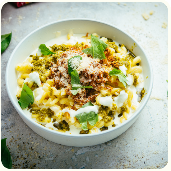 Värske käsitööpesto pasta krõbeda kooriku ja rohke parmesaniga.